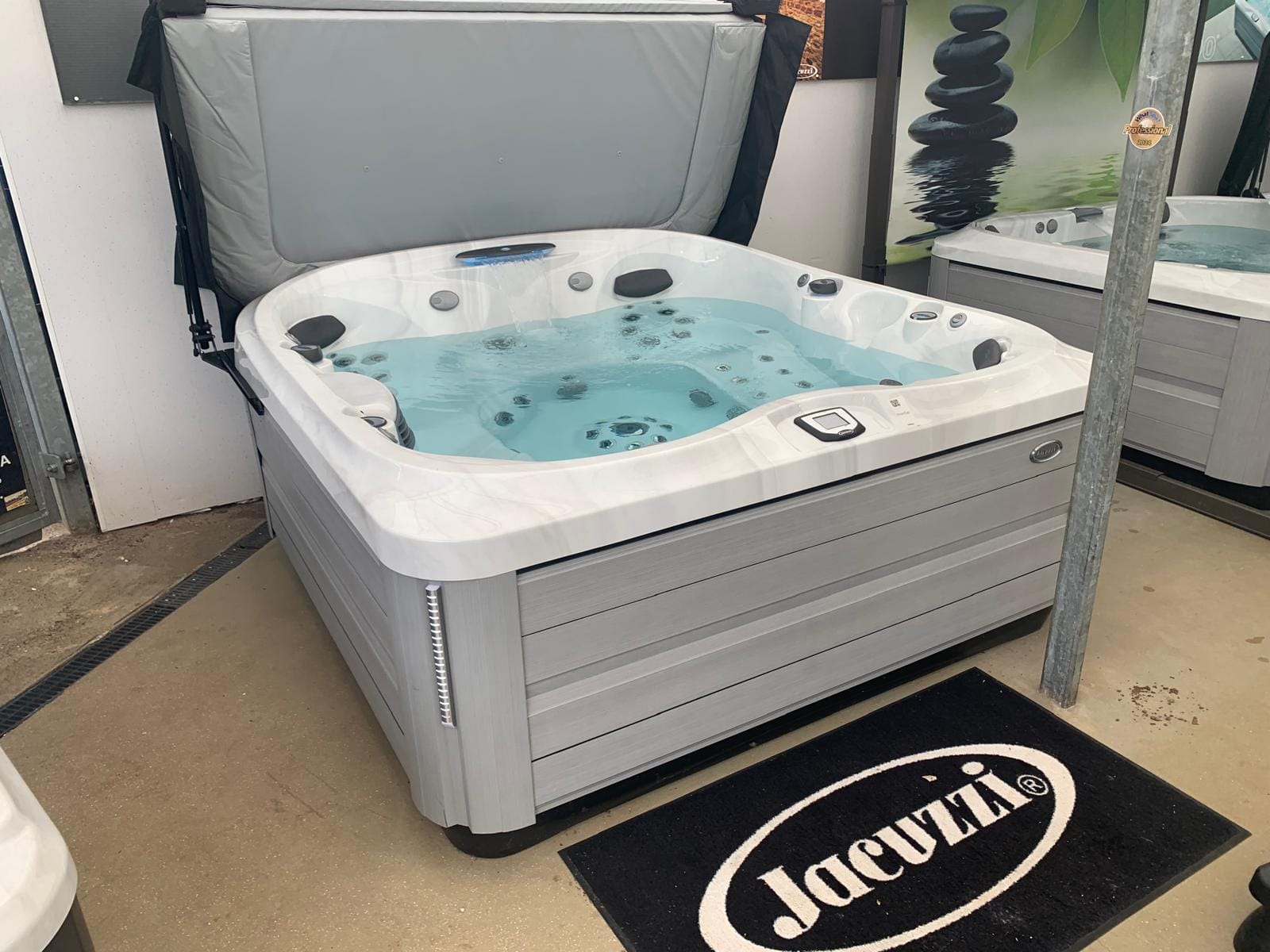 Jacuzzi J-475IP (2023) Ex-Display J-495IP MIDNIGHT SMOKED EBONY.EX-DISPLAY. WET